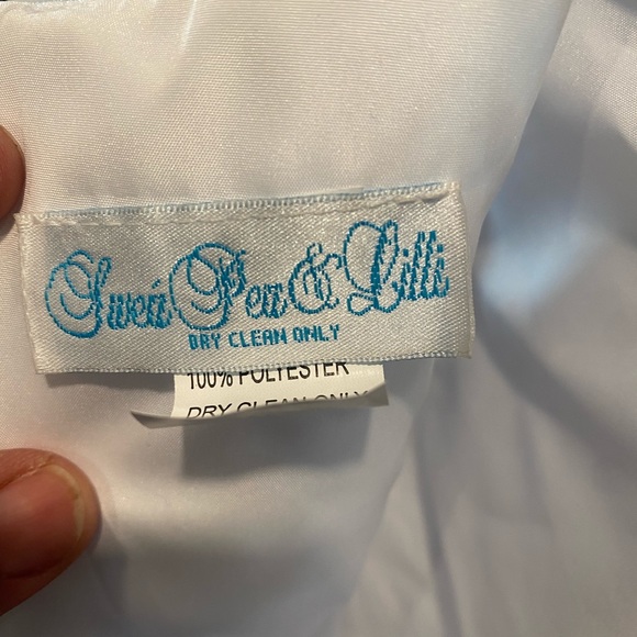 SPARKLE SEQUINS AND FLORAL LACE DESIGN Dress-Veil-Gloves. Dress is flowing - Picture 14 of 16